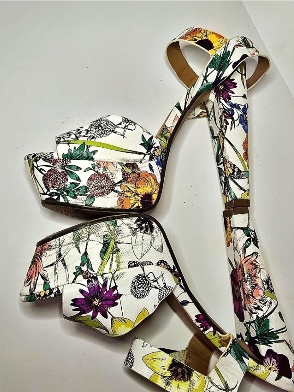 Delicious White Floral Platform Block Sandals with Ankke Strap, Size 7 1/2